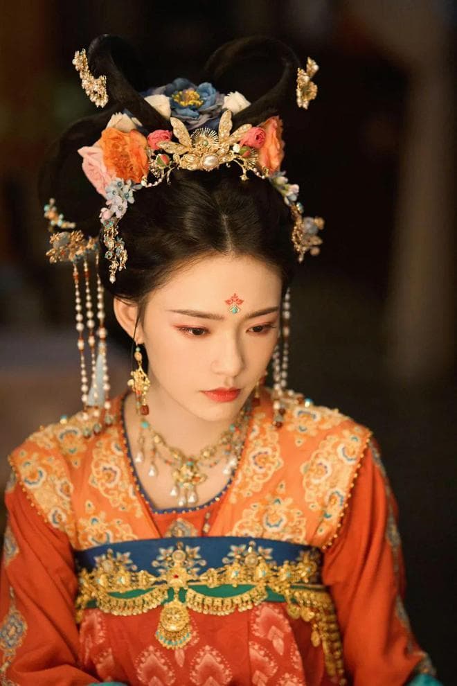 由形及理，林允拿捏轻喜多面“钓系大女主”