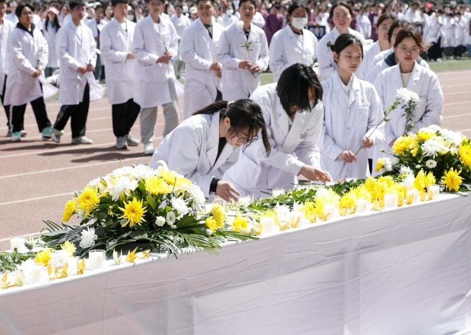 清明前夕  3300多名医学生缅怀遗体捐献者