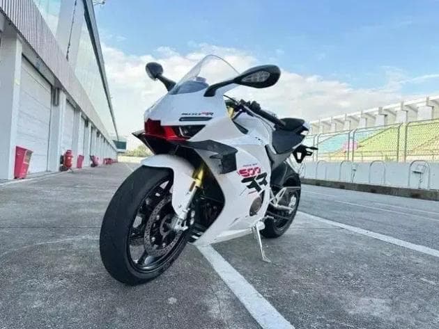 国产小排四缸对决川崎ZX-4R，谁更胜一筹