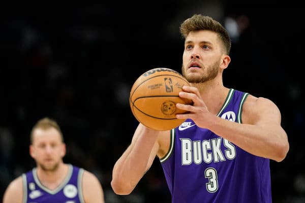 33岁NBA中锋伦纳德宣布退役，发表反犹言论重创职业生涯