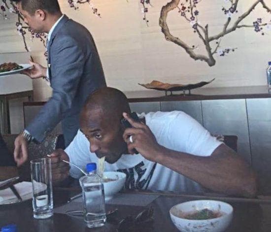 NBA球星来中国爱吃什么？科比吃面，库里吃火锅，詹姆斯不吃中国菜