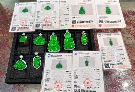 染色翡翠的科学鉴定：红外光谱与荧光灯反应特征分析