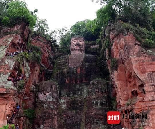 乐山大佛与巨型睡佛：探秘世界最大石刻佛像与自然奇观