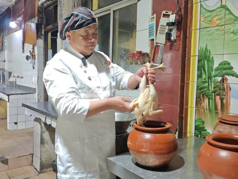 肥城甲氏瓯鸡：一口穿越百年的美食传奇