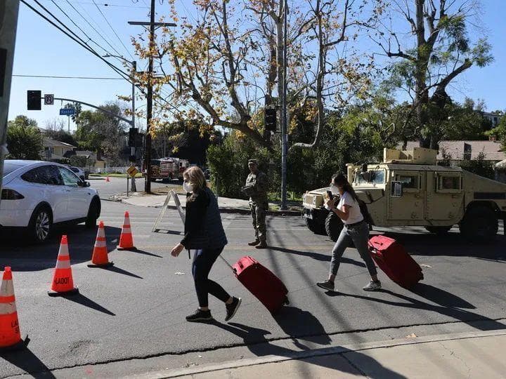 洛杉矶山火已致超9万人被疏散 强风或加剧火势蔓延