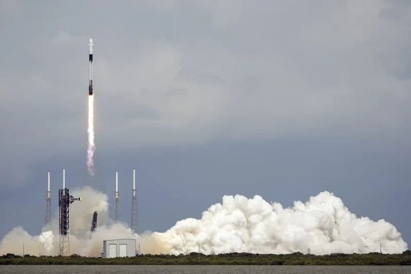 SpaceX飞船发射升空，将接回波音的宇航员