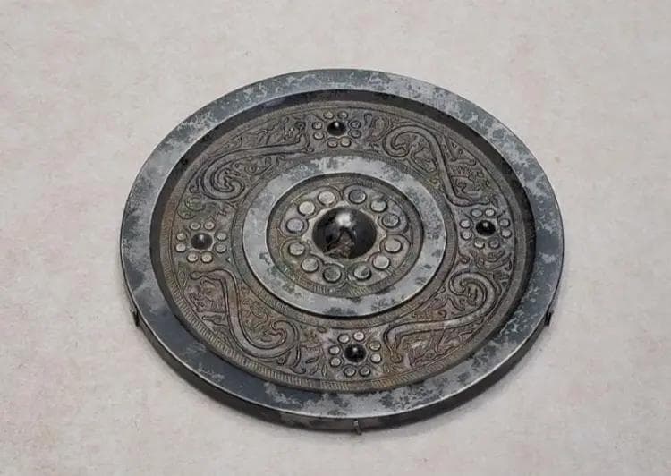 蛇年说蛇：文物里的蛇——四乳四虺镜