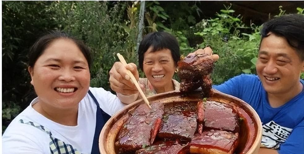 为了博眼球抢流量，她竟生吞两斤肥肉，她们是这样赚钱的？