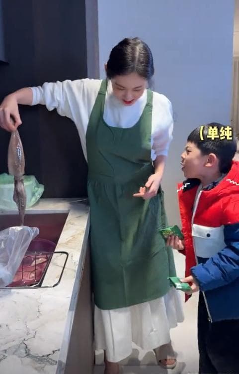秋瓷炫带娃做紫菜包饭，亲子互动满分！
