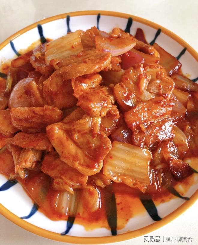 辣白菜炒五花肉，甜辣可口