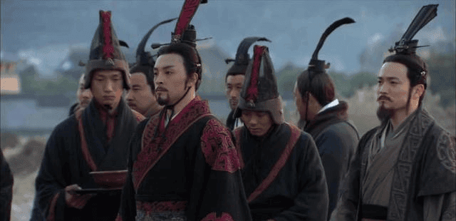 尚武好战的个性，坚持求变，开放的人才政策，秦朝得以实现大一统