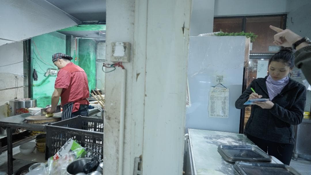残运会冠军退役后，在玉溪开了家"无声饭店"……