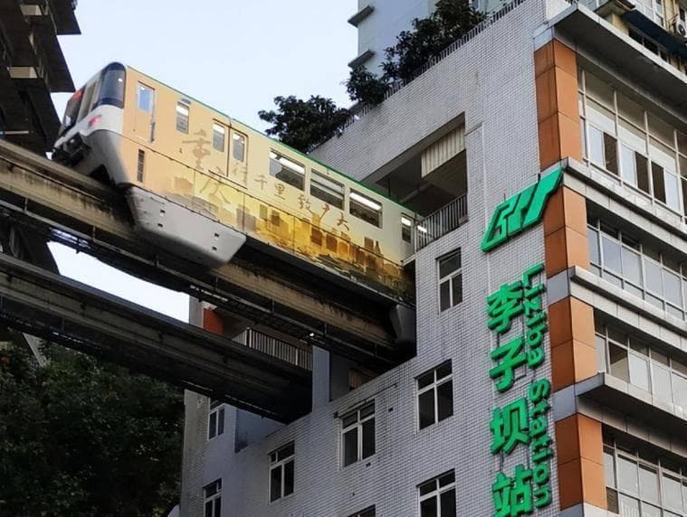 重庆李子坝轻轨站：轻轨穿楼的奇幻之旅