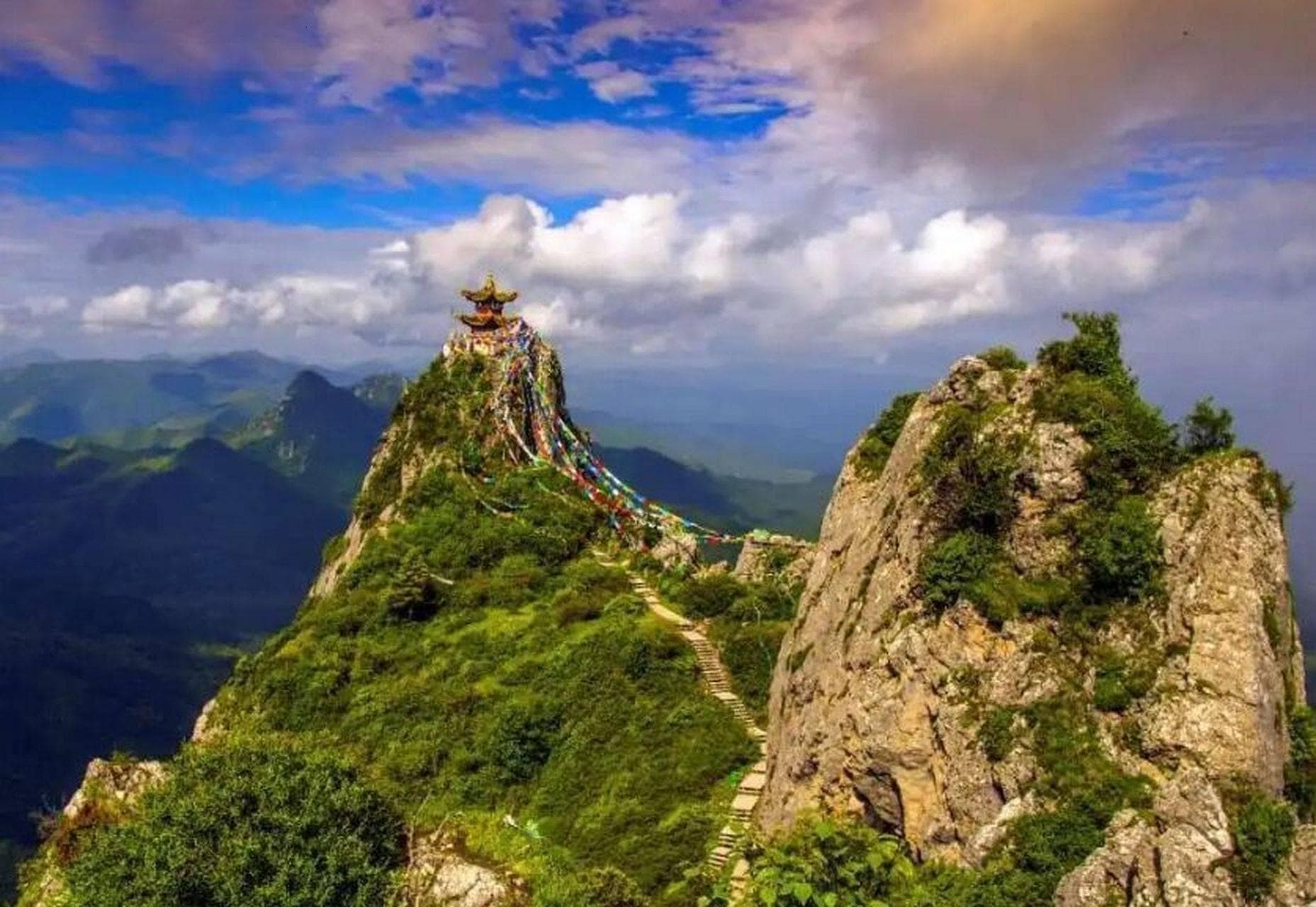 莲花山，佛教与道教共有的圣地，形似莲瓣，中顶平圆，状如莲蕊。