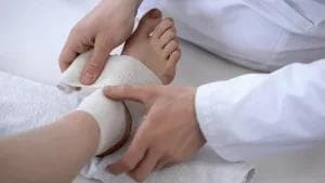 崴脚时听到“咔嚓”一声，是骨折了吗？能揉吗？