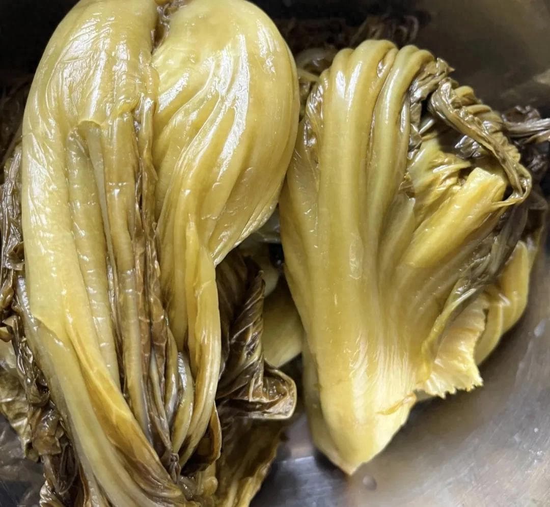 腌酸菜，只放盐是外行，牢记几个窍门，酸爽脆嫩，放1年不霉烂！