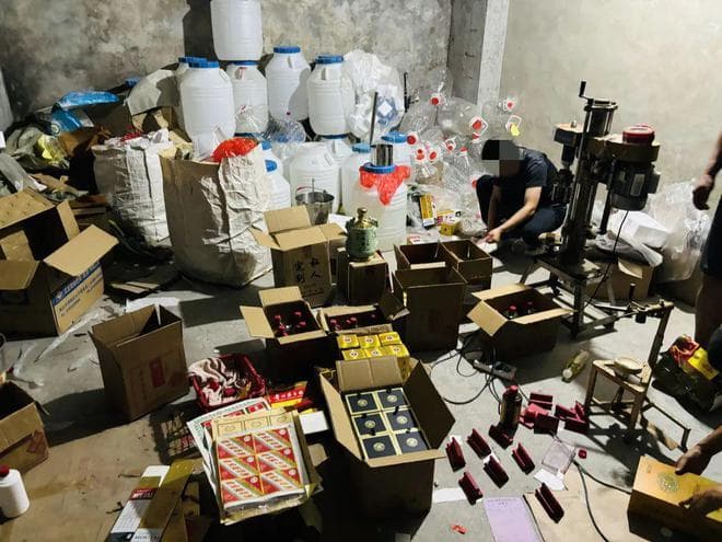 酒泉公安端掉一制售假酒窝点