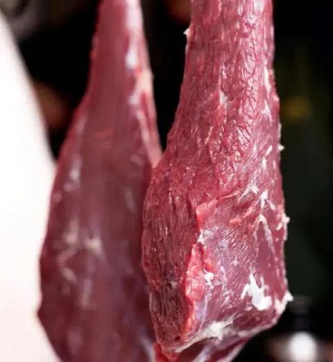 女子吃烤牛肉，大量白液加热后流出！这到底是什么牛肉？