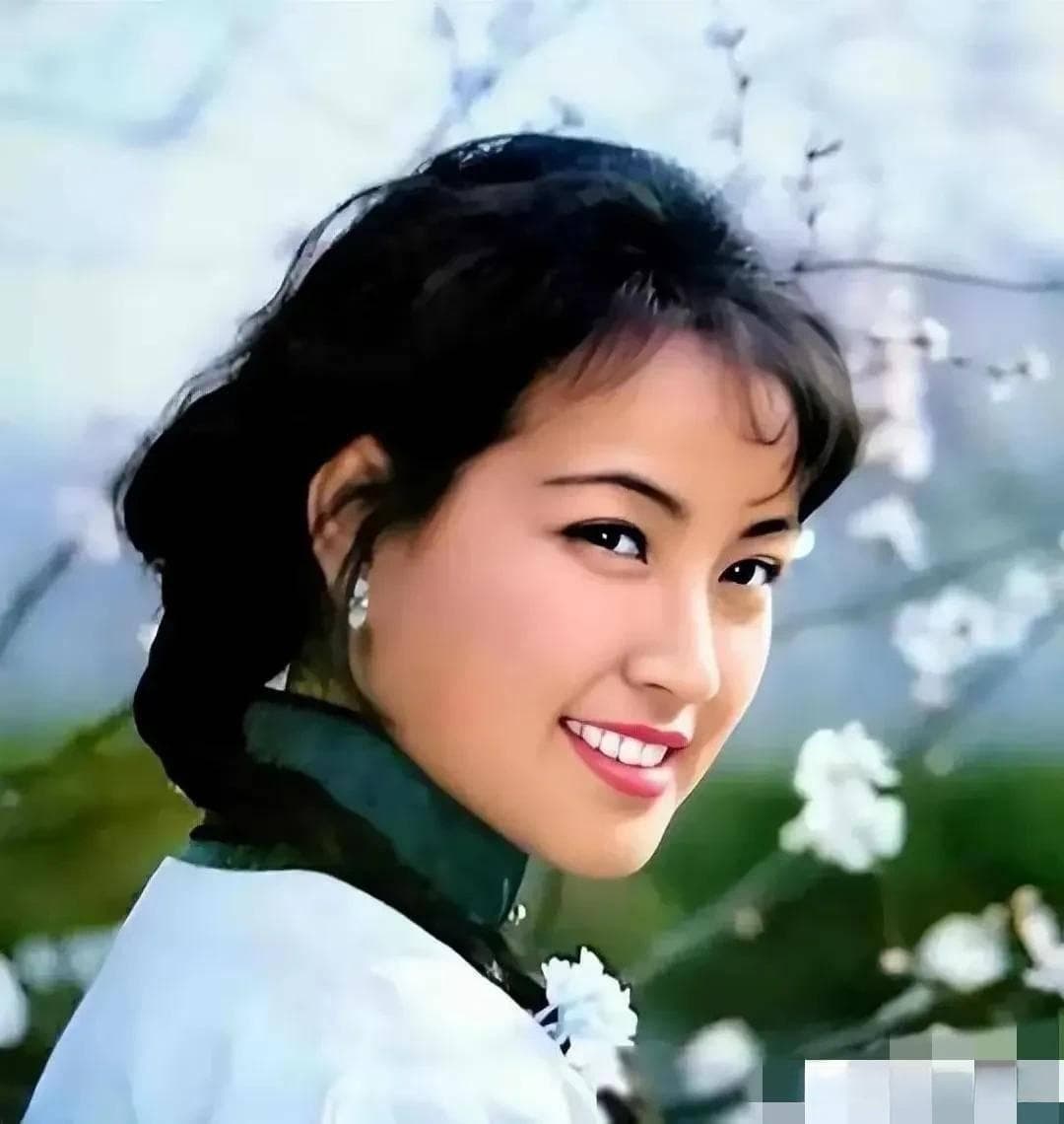 刘晓庆回应“可怜”说：74岁单身无子，却活出精彩人生