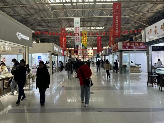 “疯狂珍珠”开始退潮：世界最大集散地现空柜关店潮