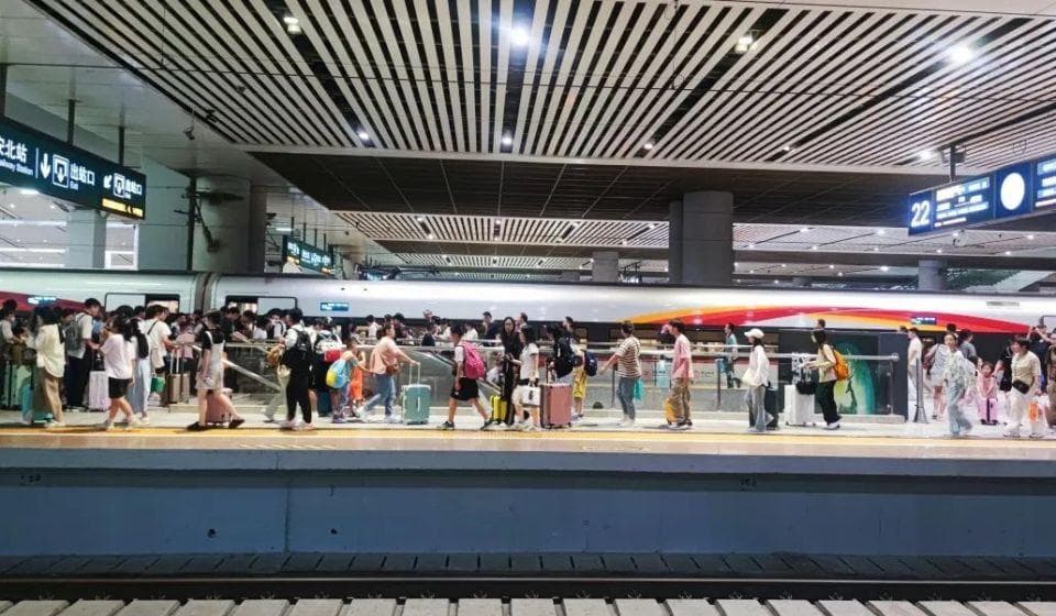 高铁站台车厢指示标识全解析：如何快速找到自己的车厢位置？