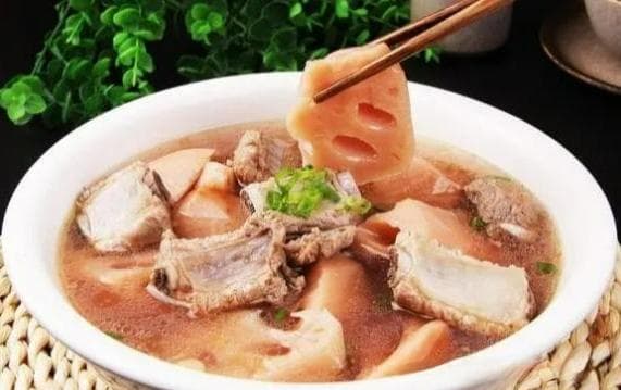 清炖排骨，以其醇厚的汤汁和鲜嫩的口感成为了排骨菜肴中的佼佼者