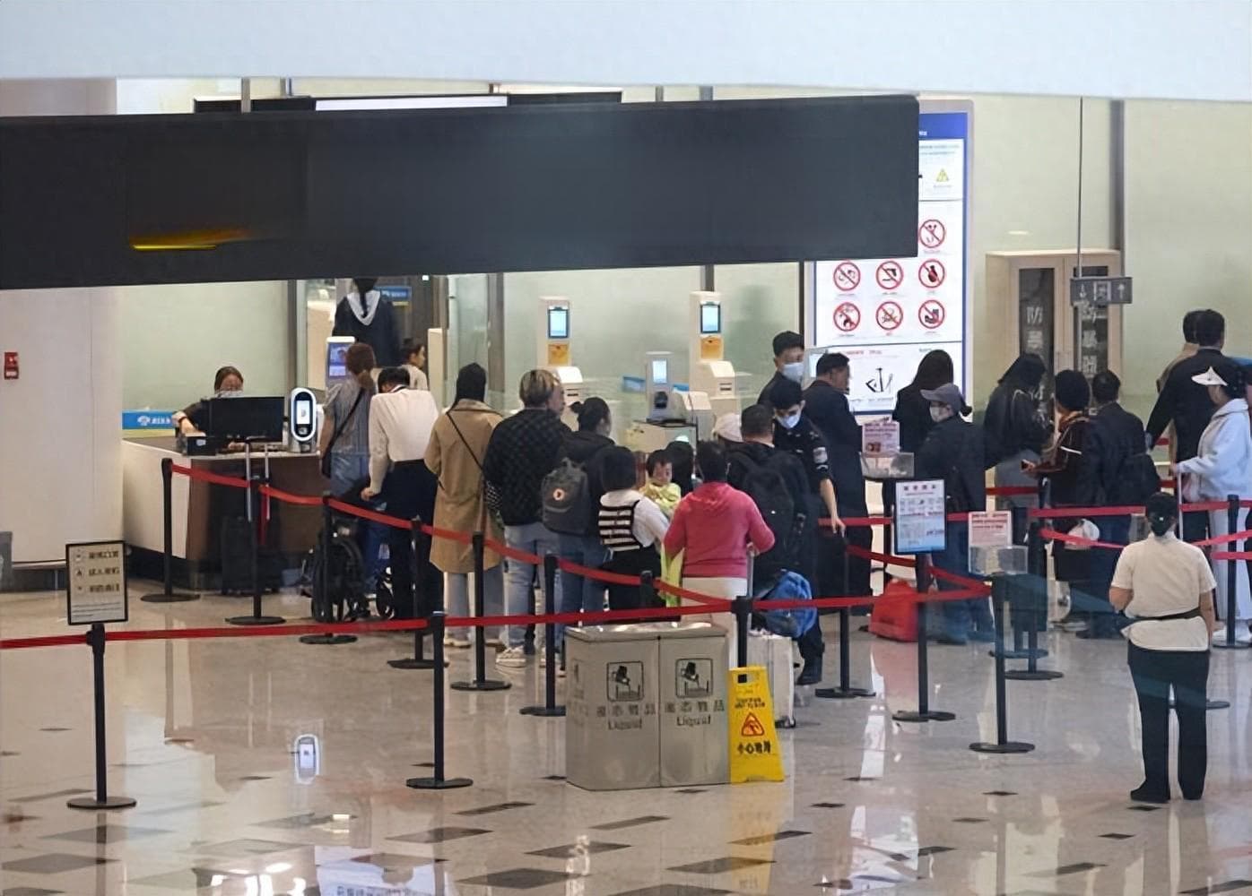 机场安检员揭示：这4样物品可顺利带上飞机，别再扔掉！