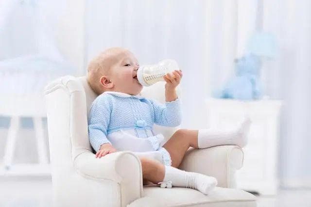 婴幼儿配方奶粉 vs 纯牛奶：哪个更适合宝宝？