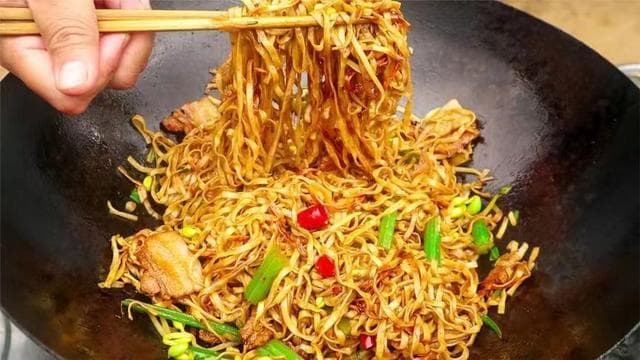 郑州地道美食大搜罗：从老式炒面到独特小吃的美味之旅