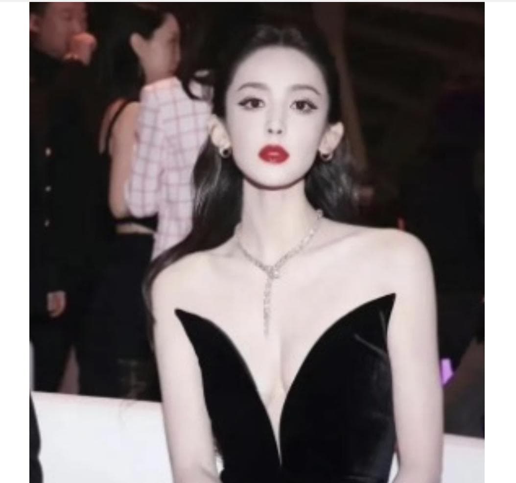 黑色深V裙引热议，古力娜扎展现32岁女性魅力