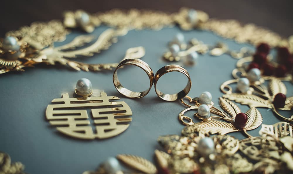女士带戒指含义：从佩戴位置到象征意义