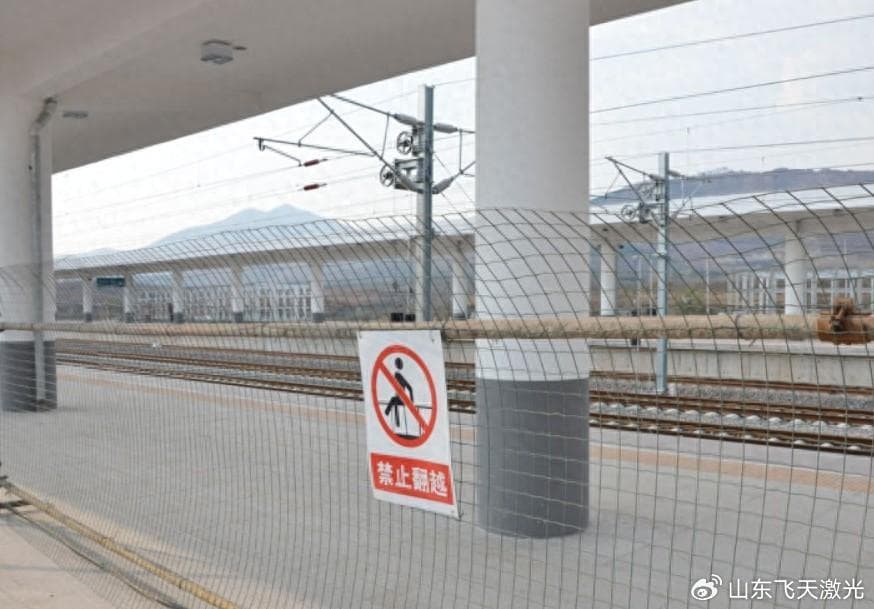 铁路站台防越线新方法，采用地埋式电子围栏，安装效果简洁又安全