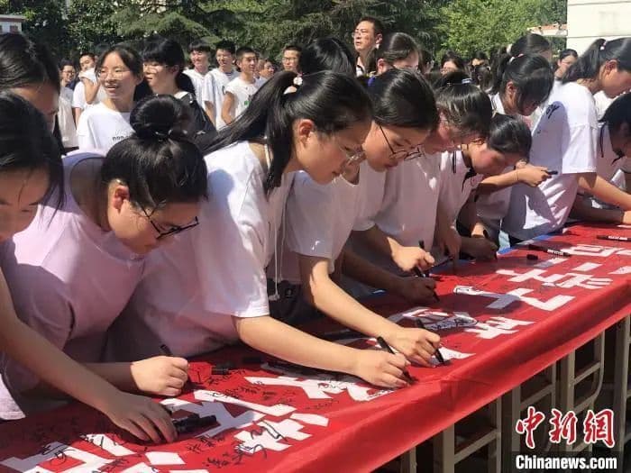 升学宴上的高考生，成了收红包的“工具人”