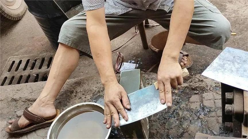 没有磨刀石也能让菜刀锋利！铁匠传授实用磨刀技巧