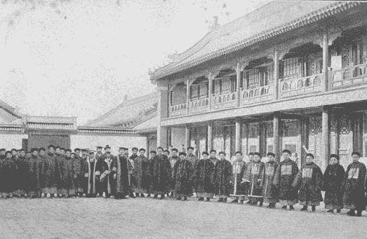 从京师大学堂到北京大学：中国近代高等教育的诞生与变革