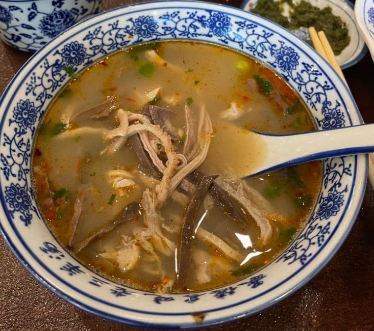 承德五大特色美食：从羊肉汤到鲜花玫瑰饼，每一道都凝聚着历史的味道