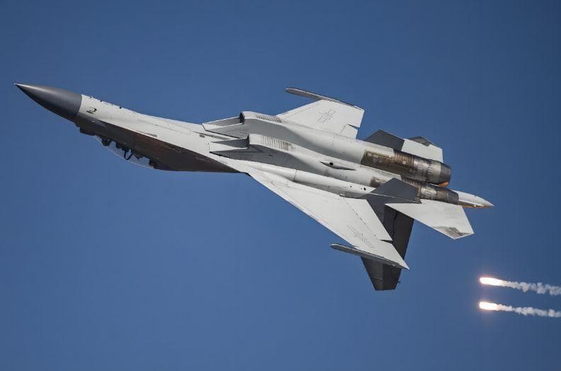 中美双座战斗机对比：中国引领未来空战趋势，美军却在自废武功