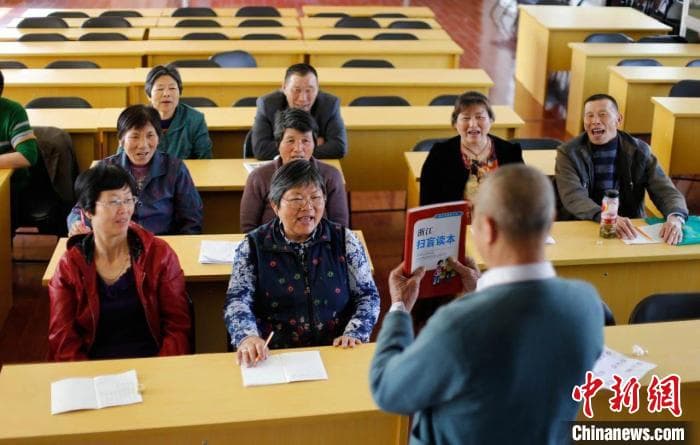 浙江83岁老人开“识字班” 近八年教授百余“大”学生