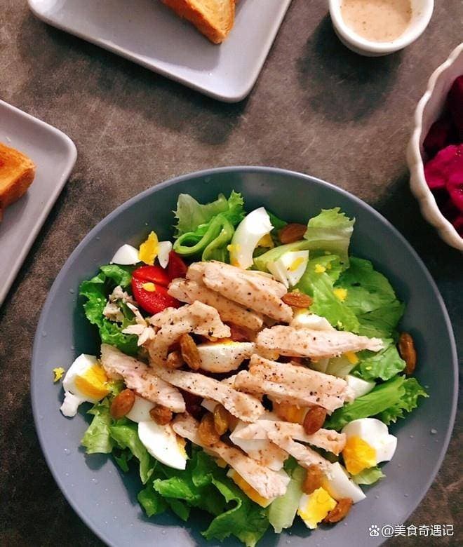 鸡胸肉蔬菜沙拉秘籍：清爽低脂又饱腹，家常美味不长肉！