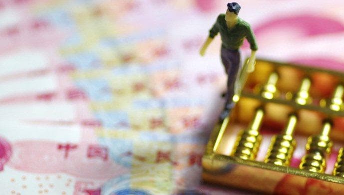 存款利率"倒挂"现象引发关注，存得越久利息越少成银行新常态。