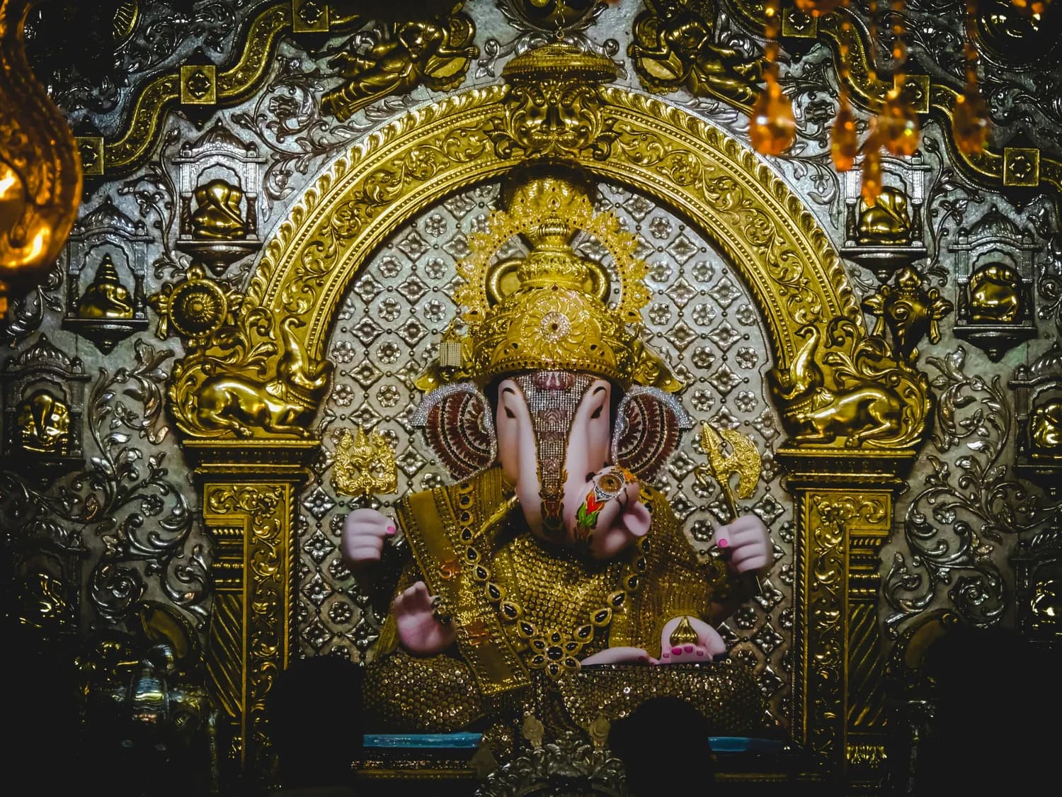 旧财神像送寺庙，转运迎福气