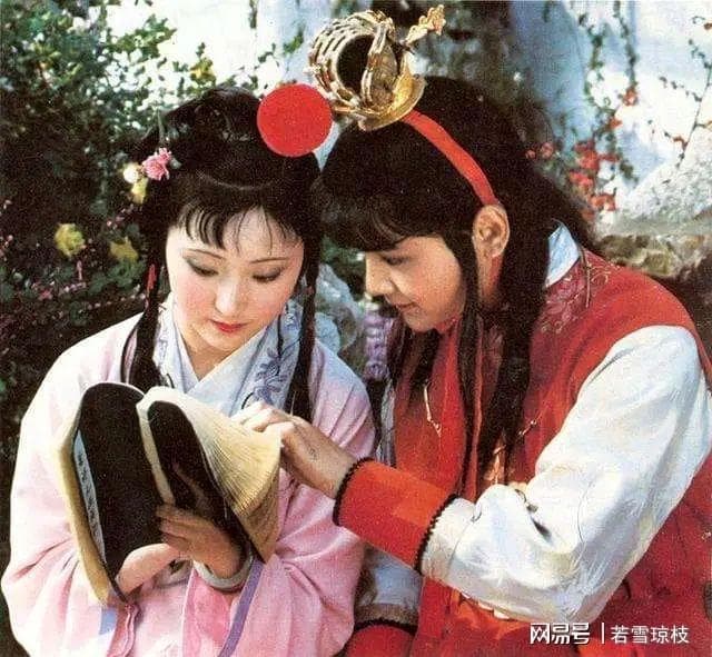 综观《红楼梦》全剧，解析宝黛爱情悲剧意义