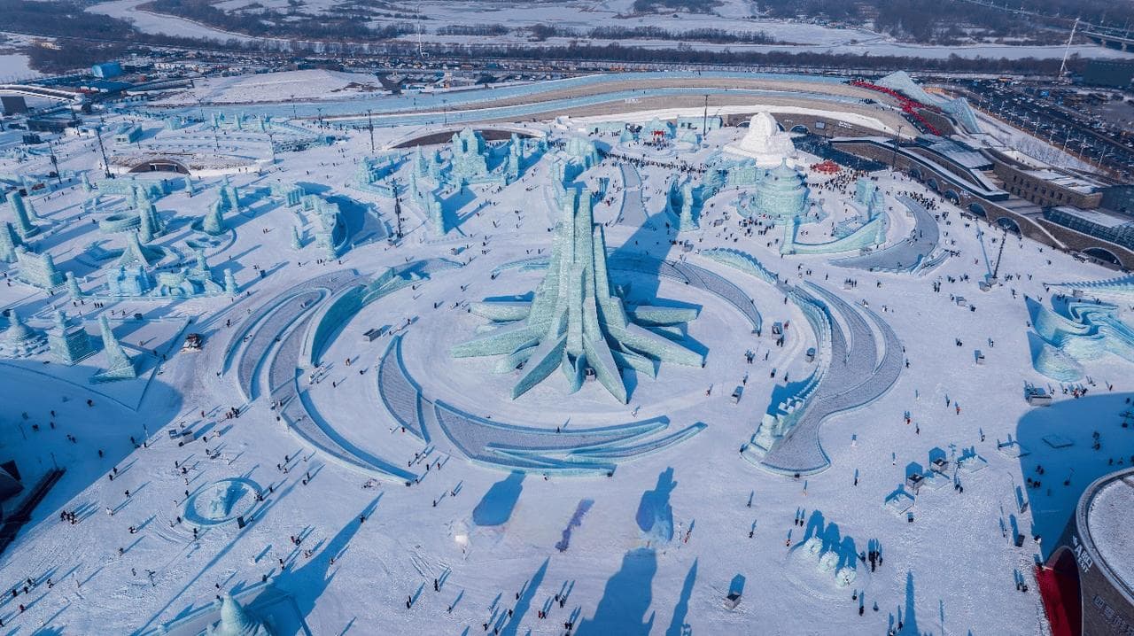 哈尔滨冰雪大世界开园：无人机表演、24条冰滑梯成亮点