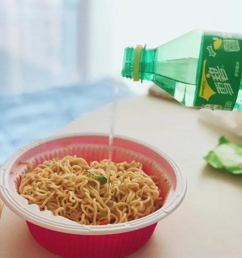 快速美味的微波炉方便面（以微波炉为基础，轻松煮出口感好、味道美的方便面。）