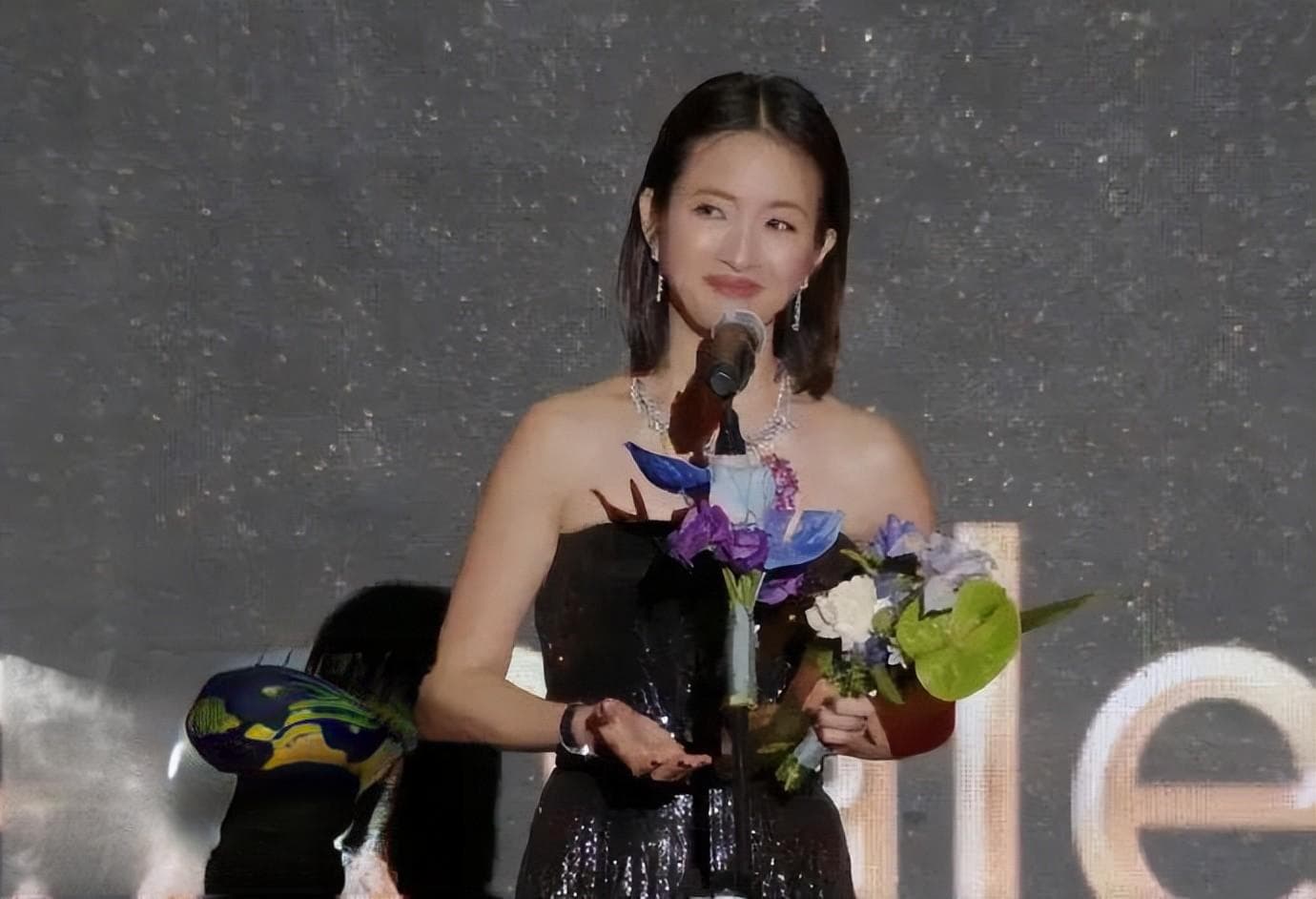 林依晨获釜山电影节最佳女主：自律与养生成就巅峰之美