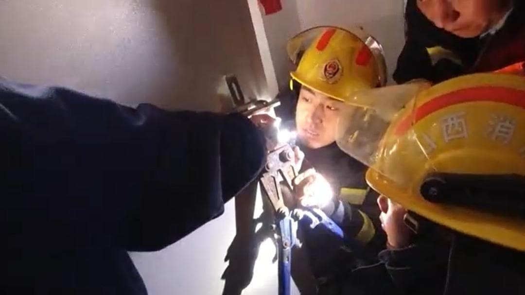 看着都疼！刚开学就被“卡”了！