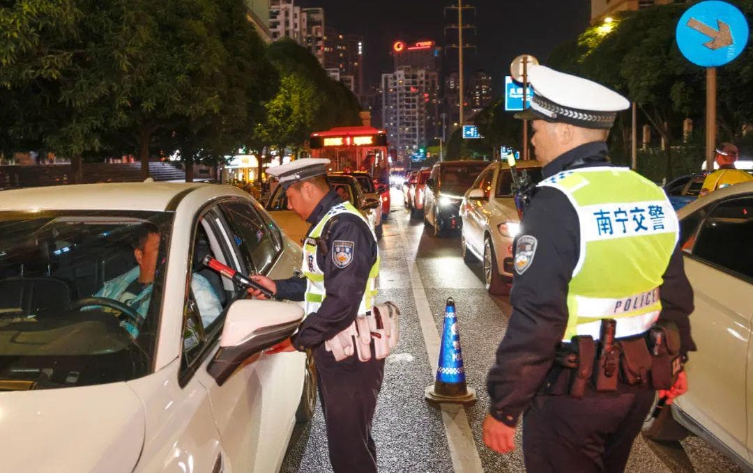 南宁交警创新"快闪"式查酒驾，多部门联动保障出行安全