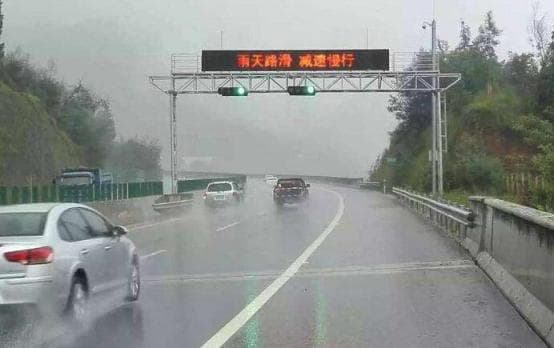 梅河新区交警温馨提醒！“降速、控距”范围是多少？“亮尾”要亮哪些灯|出行提示