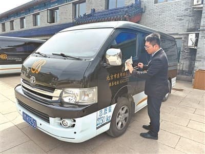 一年行驶超1.6万公里 在工作中感悟人生哲学 “00后”遗体接运工沈亚宸