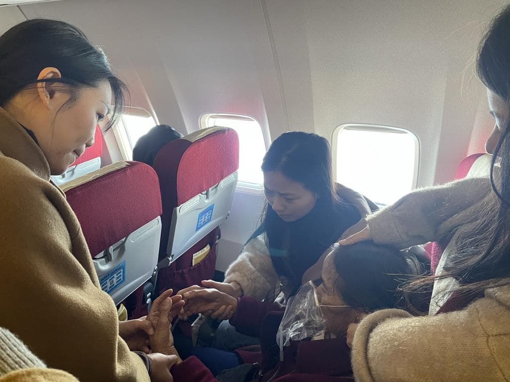 万米高空上的暖心故事 重庆这家医院的医护人员又救人了！